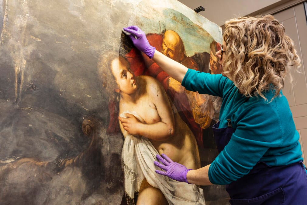 A conservator works on the treatment of Susanna and the Elders by Artemisia Gentileschi