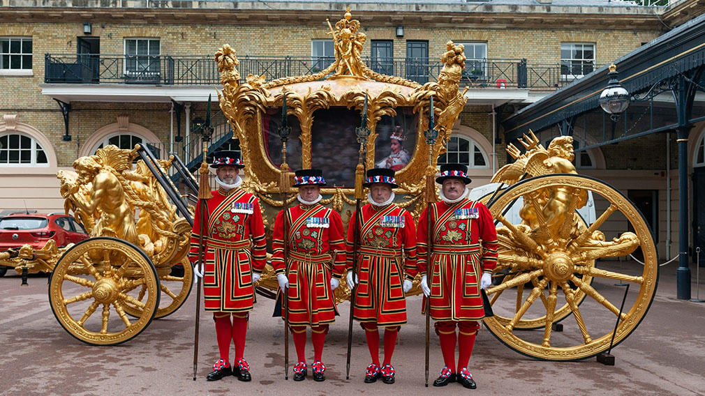 Yeomen of the Guard stand in front of the Gold State Coach